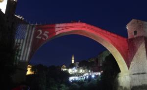Mostar: Stari most zasjao u bojama SAD-a, a na kamenu ispisan i broj "25"