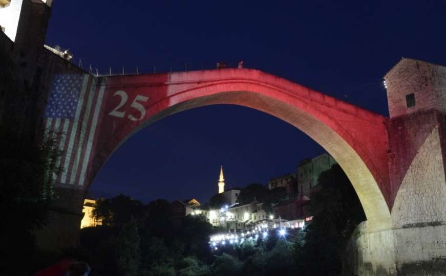 Mostar: Stari most zasjao u bojama SAD-a, a na kamenu ispisan i broj "25"