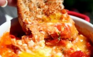 Ideja koja će vam se svidjeti: Pečena jaja s paradajzom i fetom