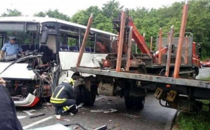 Težak udes u BiH: Sudar autobusa i kamiona, ima i povrijeđenih putnika