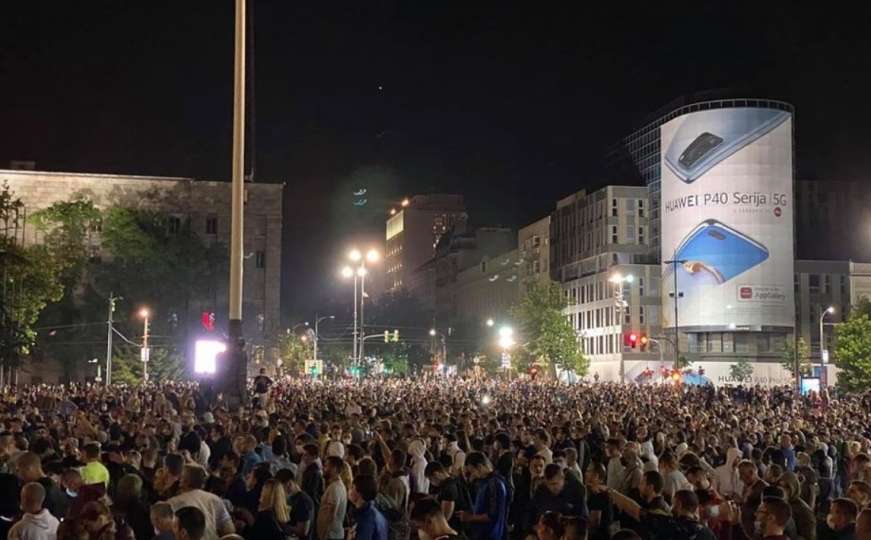 Beograd: Policija bacila suzavac, demonstranti uzvratili bakljama 