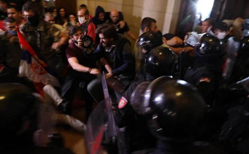 Dramatični snimci iz Beograda nakon što je policija ispalila suzavac 