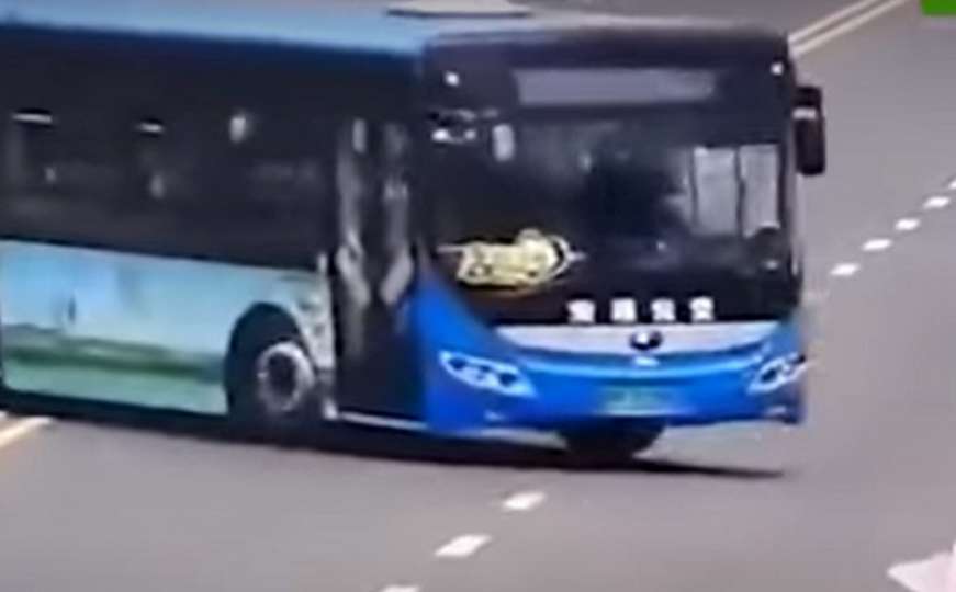 Uznemirujući snimak: Nesreća autobusa s učenicima, više od 20 mrtvih