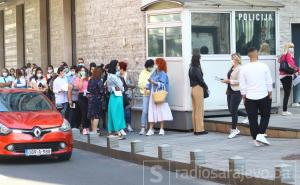 Veliki broj građana ispred Ambasade Njemačke u BiH