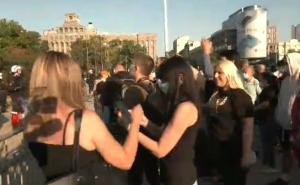 Novi protesti u Srbiji: Građani krenuli ka Skupštini koju čuva veliki broj policajaca