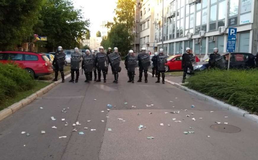 Protesti u Novom Sadu: Građani bacaju novac pred policiju 