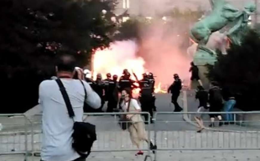 Oglasili se iz MUP-a Srbije: Suzavac su ispaljivali demonstranti, a ne mi