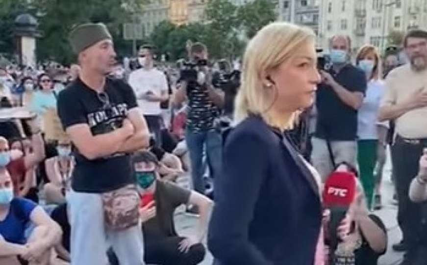 Zanimljivo u Beogradu: Građani opkolili novinarku uz skandiranje "Sjedi dole"