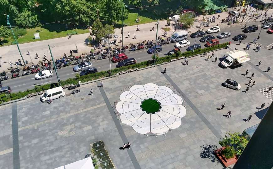 U centru Sarajeva postavljen Cvijet Srebrenice