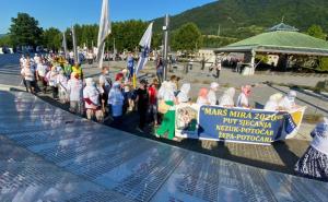 Predvođeni majkama Srebrenice učesnici "Marša mira" ušli u Potočare