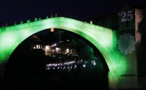 Osvijetljen Stari most u znaku Cvijeta Srebrenice