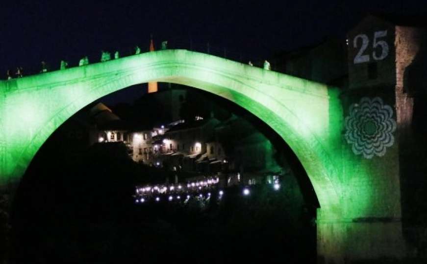 Osvijetljen Stari most u znaku Cvijeta Srebrenice