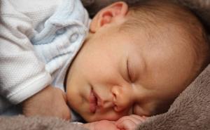 Jeste li znali: Koje je najopasnije mjesto u kući za spavanje bebe