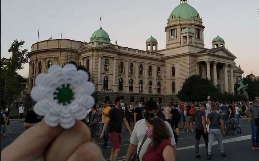 Demonstrant iz Beograda uz Cvijet Srebrenice poslao poruku: Priznanje 