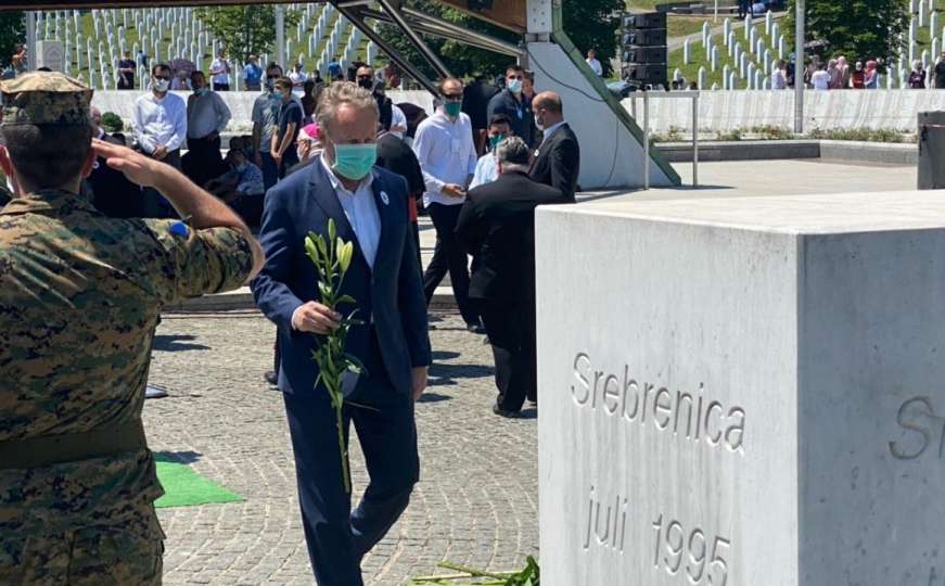 Brojne delegacije položile cvijeće i odale počast žrtvama genocida u Srebrenici