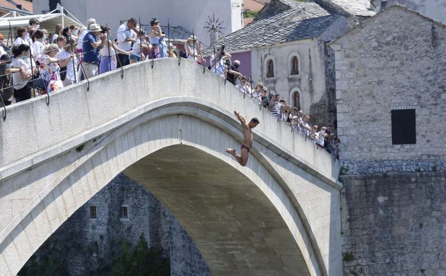 Skok bez aplauza sa Starog mosta za sve žrtve genocida u Srebrenici