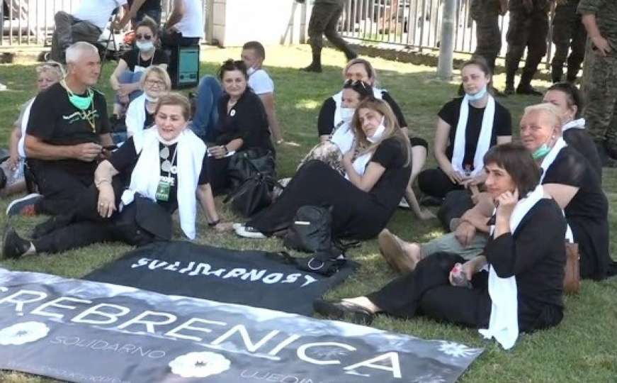 One su savjest Srbije: "Žene u crnom" u Potočarima odaju počast žrtvama genocida