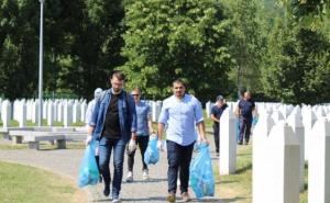Studentski parlament UNSA organizirao akciju čišćenja mezara u Potočarima