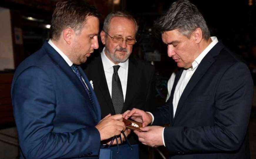 Gradonačelnik Skaka uručio "Cvijet Srebrenice" predsjedniku Zoranu Milanoviću