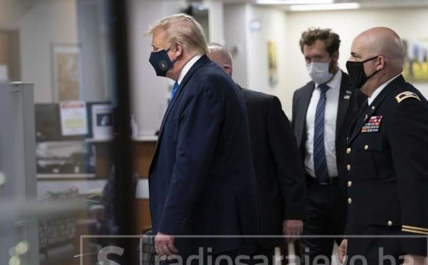 Trump počeo nositi masku: Prvi put od početka pandemije u Americi