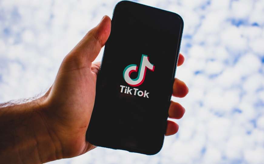 Naređeno im brisanje TikToka: Je li popularna aplikacija sigurna? 