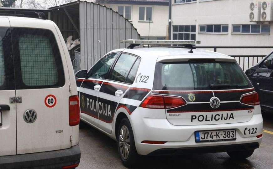 Jutros u Sarajevu: Pijani muškarac razbio prozore na 11 automobila