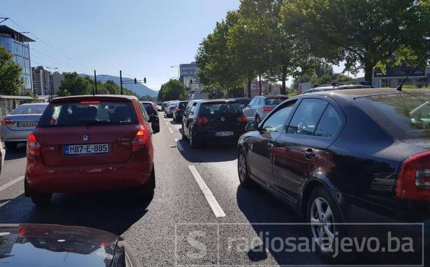 Lančani sudar u Sarajevu: Oštećeno pet automobila, policija reguliše saobraćaj 