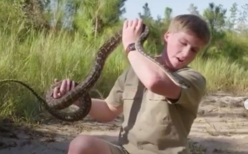 Kakav otac, takav i sin: Sina pokojnog lovca na krokodile ujela zmija za lice