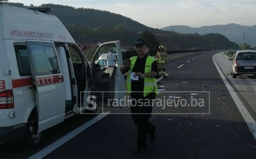 Teža saobraćajna nesreća između Sarajeva i Visokog, jedna osoba povrijeđena