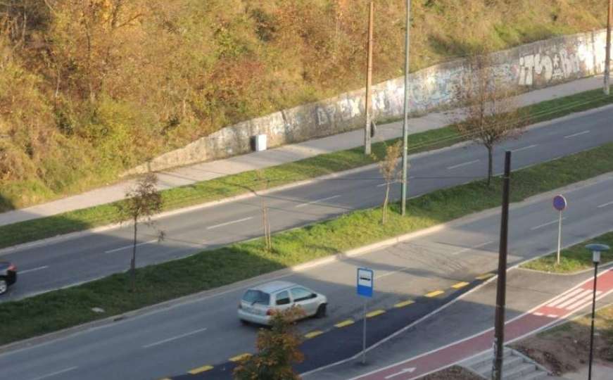 Sudar automobila i motocikla u Sarajevu: Motorista prevezen na KUM