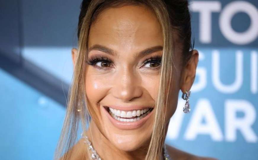 J. Lo opet oduševila: Pogledajte je u mini kožnom kompletu uoči 51. rođendana