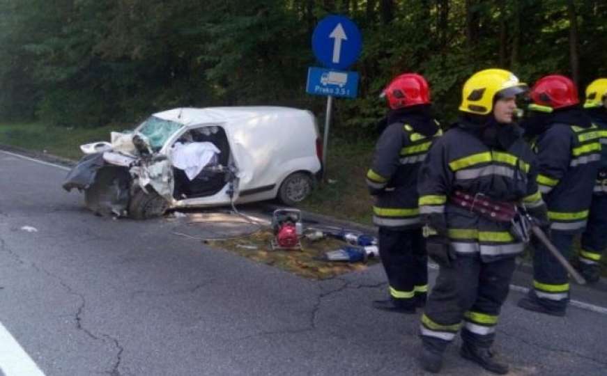 Stravičan udes u Srbiji: Ima poginulih, vatrogasci sjekli vozilo da izvuku putnike