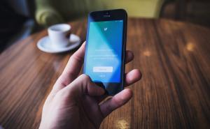 Twitter uklanja profile s ekstremnim teorijama zavjera 