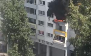Vrisak, dim, užas: Zastrašujući snimak dječaka koji iskaču iz zapaljenog stana