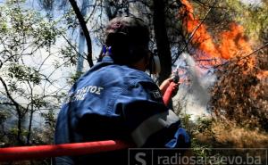 Požar na jugu Grčke i dalje bjesne: Uništene kuće, hiljade ljudi evakuisano