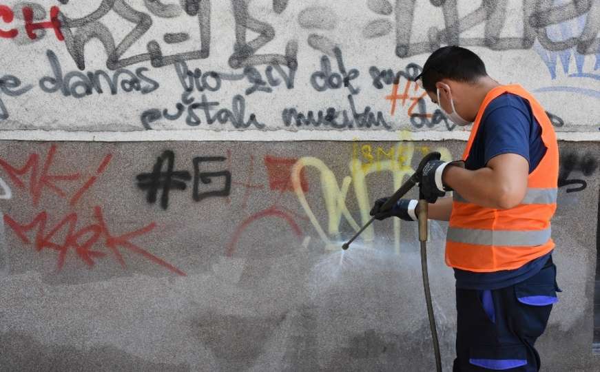 Općina Centar počela uklanjanje grafita sa zgrada: 20 hiljada izdvojeno iz budžeta