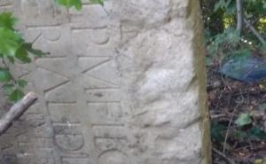 Ukradeni spomenik iz drugog stoljeća pronađen u šumarku kraj puta