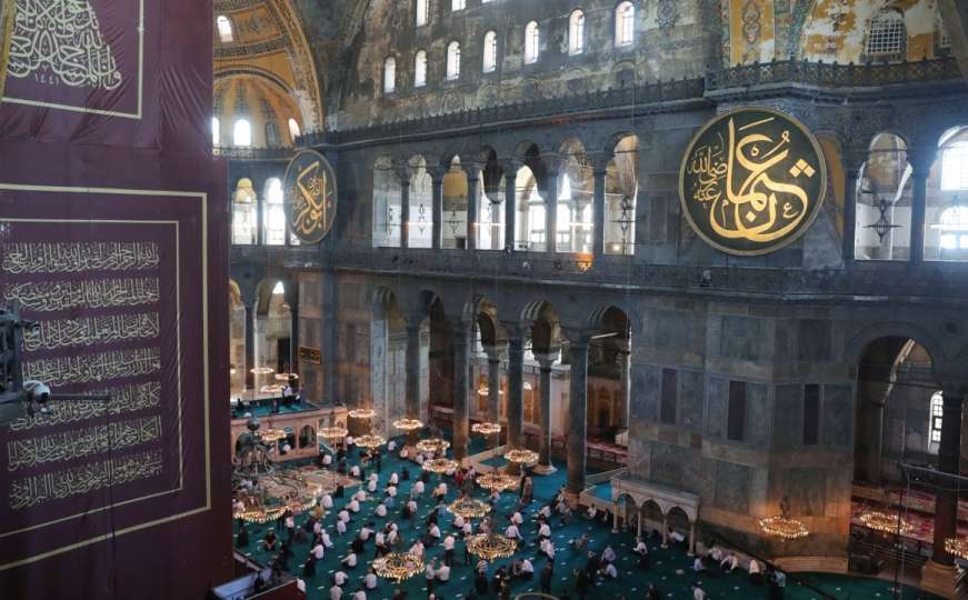 Klanjana džuma namaz u Aja Sofiji: Veliki broj vjernika stigao u Istanbul