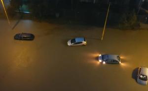 Apokaliptični prizori u Tuzli: Ulice pod vodom, smeće na sve strane