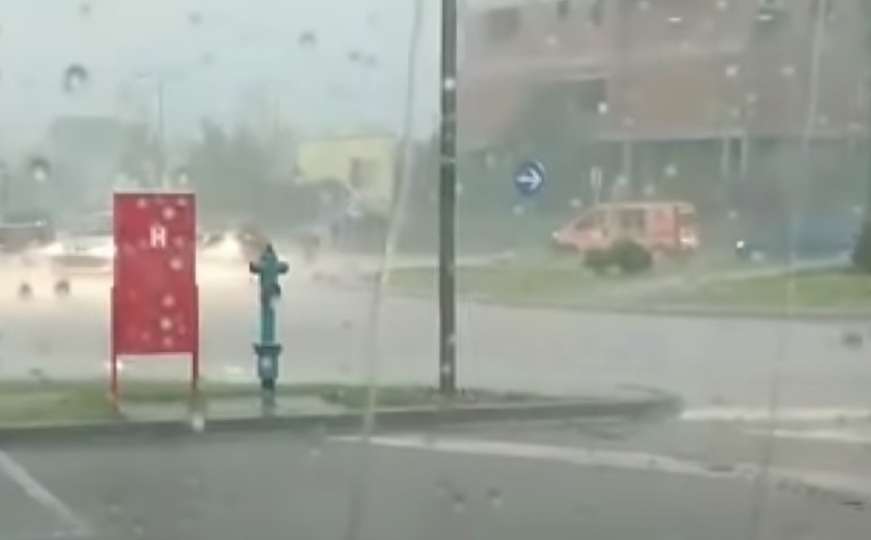 Vatrogasci morali izvlačiti vozila zbog kiše u jednom bh. gradu: Pogledajte