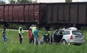 Tragičan udes: Voz udario automobil - roditelji poginuli, djeca u bolnici