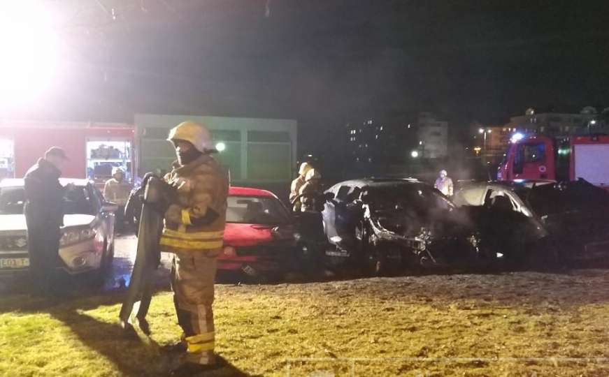 U Sarajevu gorio Mercedes, požar podmetnut