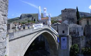 Počeli tradicionalni skokovi sa Starog mosta u Mostaru: Ko će naslijediti Lorensa?