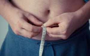 Gojazni ljudi teže podnose infekciju COVID-19