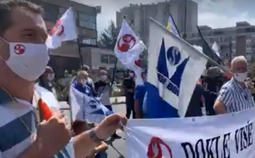 Počeo protest Sindikata: Zvižduci odjekuju pred Vladom FBiH