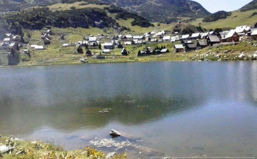 Nesreća na Prokoškom jezeru: Mladić udario glavom u kamen, prevezen u bolnicu