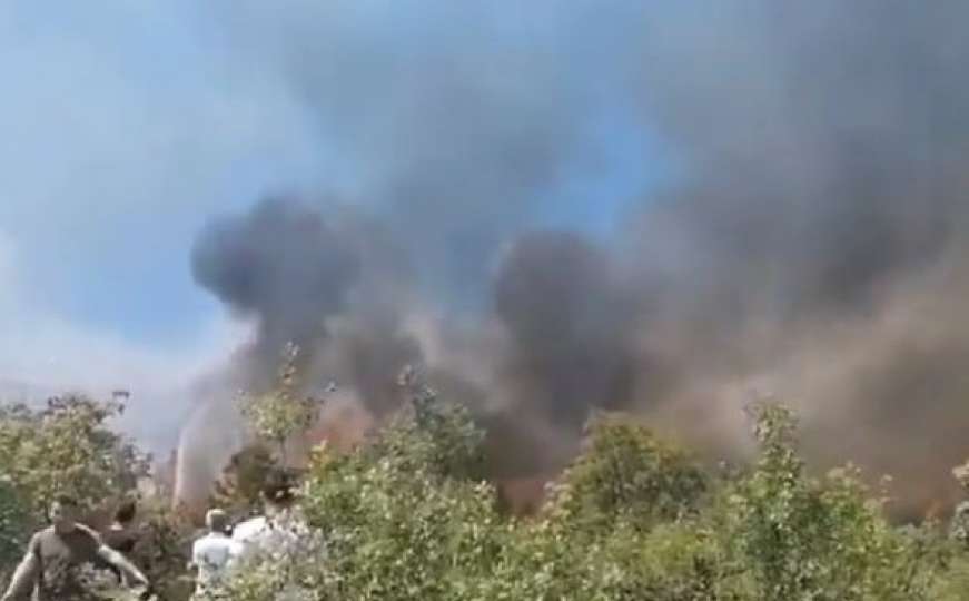 Bjesni požar kod Trebinja, vatrogasci i mještani brane kuće
