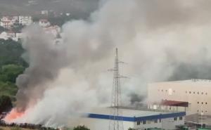 Veliki požar u Splitu, gusti dim se proteže sve do mora: Pogledajte