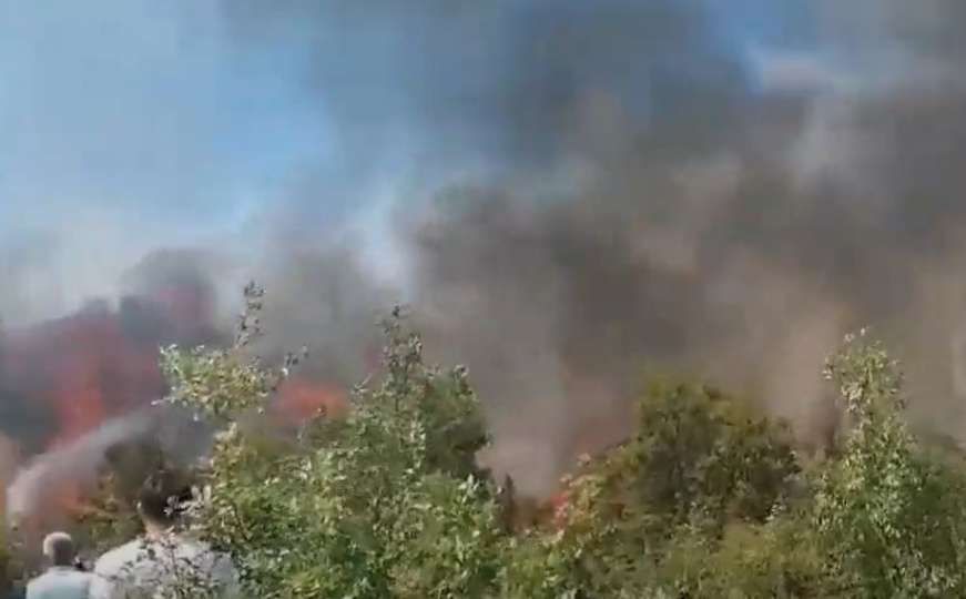 Požar kod Trebinja: Odjekuju eksplozije