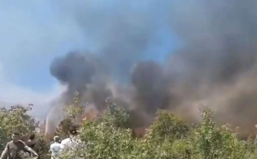Trebinje: Vatra sve bliže kućama, požar gase i helikopteri